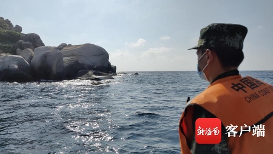 海警执法员发现登岛人员。