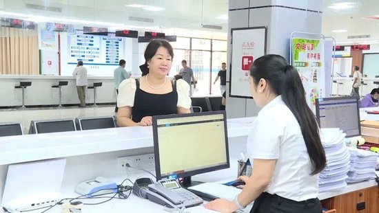 符金梅在政务服务中心大厅领取营业执照。东方市融媒体中心 摄