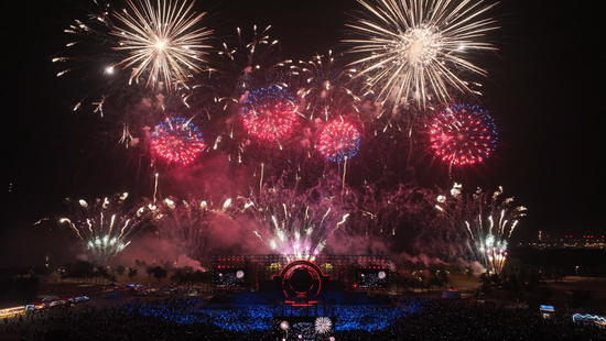 跨年夜，数万游客在海花岛旅游度假区看烟花表演。