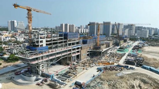 东方起航酒店商务商业综合体项目施工现场。东方市融媒体中心 摄