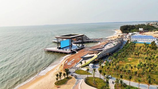 日霞海岸海上舞台。东方市融媒体中心 摄