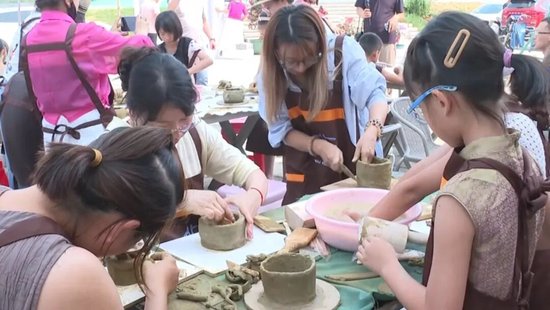 “百人共塑黎陶韵 同心共筑民族情”非遗体验活动现场。东方市融媒体中心 摄