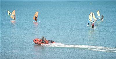 2月6日，海口西海岸，游客享受海上运动乐趣。
