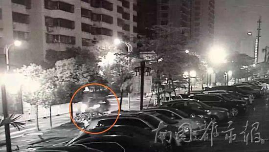 黑色轿车追逐摩托车(视频截图)