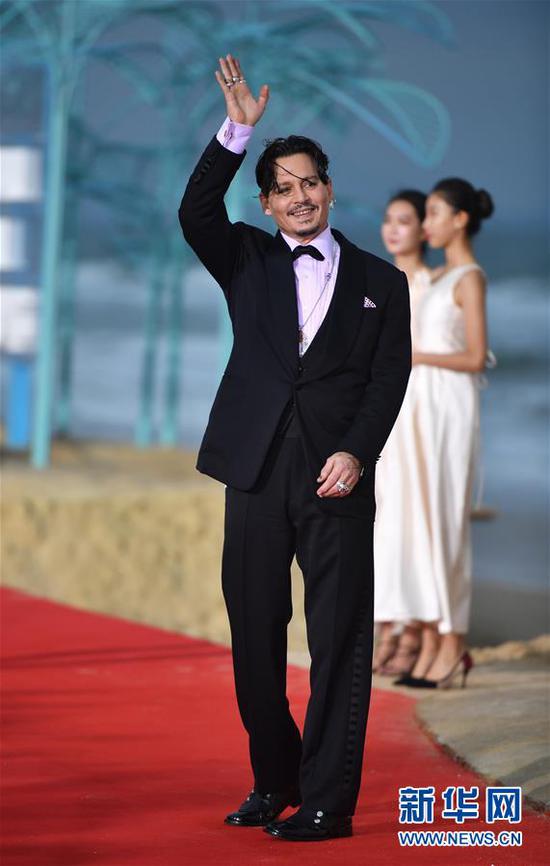12月16日，美国演员约翰尼·德普亮相电影节闭幕式红毯仪式。新华社记者 郭程摄