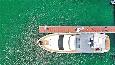越来越多游客选择体验游艇休闲方式。 翁振继 摄