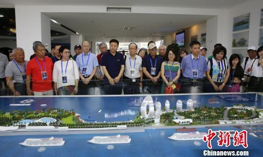 参加峰会的台商代表在三亚凤凰岛邮轮基地考察。 王晓斌 摄