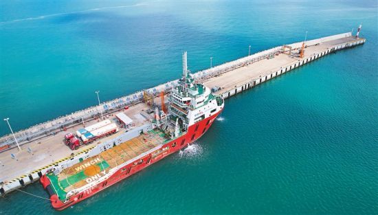 11月20日，航拍在海南马村LNG船舶加注站加注燃料的船舶。 新华社记者 杨冠宇 摄