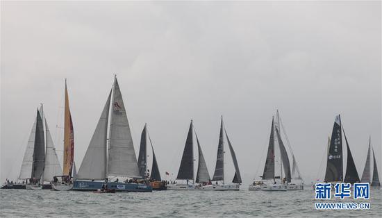 3月17日，参赛船只在起点处等待出发。新华社记者杨冠宇摄