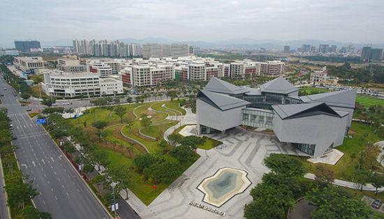 图为三亚崖州湾科技城俯瞰,汇聚多所高校的崖州湾科教城坐落于此。新华社记者 杨冠宇 摄