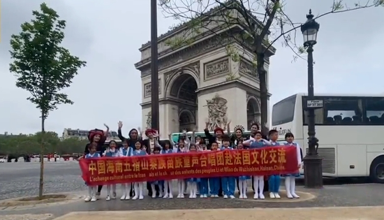 海南省五指山市中法文化交流代表团在凯旋门下合影。