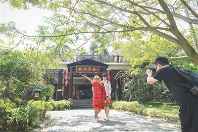 2月9日,琼海市嘉积镇北仍村,家庭游其乐融融。