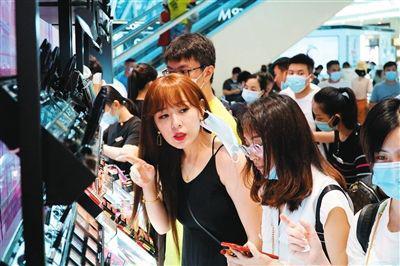 游客在三亚国际免税城购物。李学仕 摄