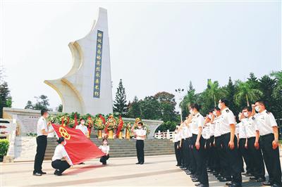 4月1日,在位于海口市金牛岭公园的解放海南岛战役烈士陵园,海口海关机关团委开展“学党史 祭英烈”主题团日活动。本报记者 张茂 摄
