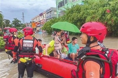 三亚消防救援人员营救疏散转移被困群众29人