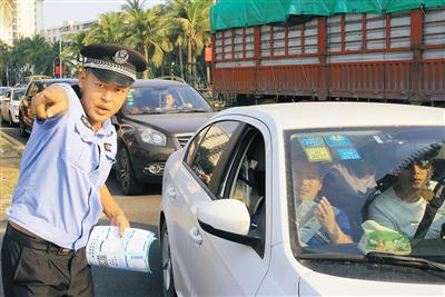 10月6日，海口在各个港口安排了交警、志愿者等人员，保障旅客顺利返程。 本报记者 李英挺 摄