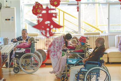 1月8日,海口爱至家老年护理院,工作人员正细心照顾老人。 海南日报记者 袁琛 摄