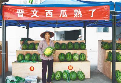 近日,海口市美兰区灵山镇“西瓜小集市”上,晋文村村民在卖西瓜。通讯员 王聘钊 摄