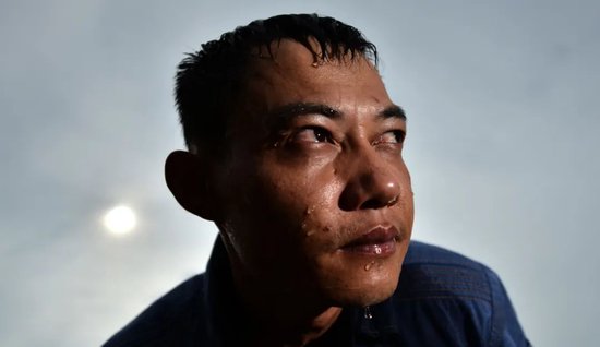 夏天在三沙驻岛值守，又晒又热，冯乃华在工作时汗流浃背。韩海光 摄