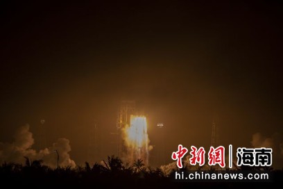 图为长征七号遥五运载火箭点火升空。骆云飞摄