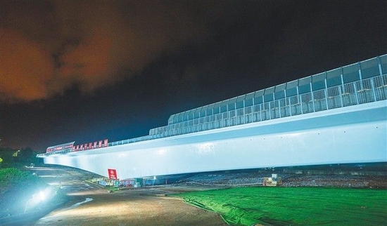 海南省首个高速公路转体桥成功转体现场。 记者 袁琛 摄