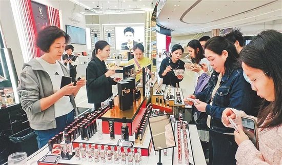 1月2日，消费者在海口国际免税城选购商品。 海南日报全媒体记者 陈元才 摄