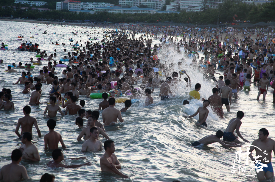 △市民游客齐聚大东海洗龙水。