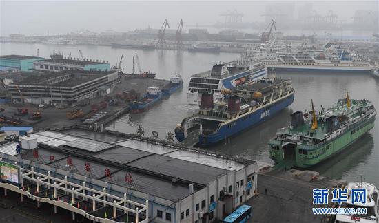1月13日，一艘客滚船从海口秀英港驶出。新华社记者杨冠宇摄