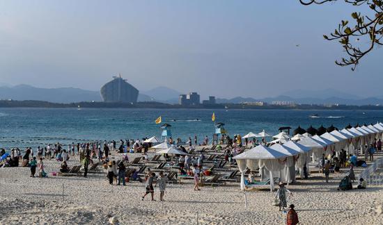 ↑游客在海南省三亚市蜈支洲岛旅游区游玩(2021年2月15日摄)。新华社记者 杨冠宇 摄