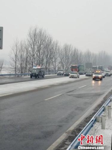 受降雪影响，高速路面结冰湿滑。河南高速警方供图