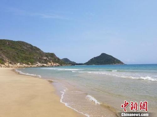 资料图：海南一处天然海湾。王晓斌　摄