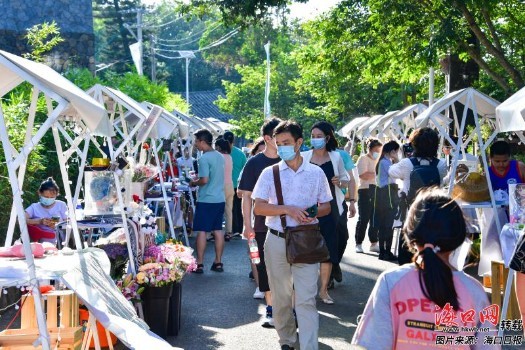 10月5日,昌学古村国漫主题活动在昌学村举办,特色国潮集市吸引市民、村民开启买买买模式。 杨鹤 摄