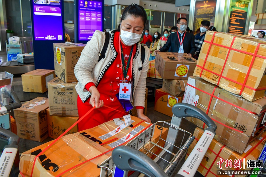 图为海南省红十字会的工作人员搬运海南海外乡亲募捐的医疗物资。骆云飞摄