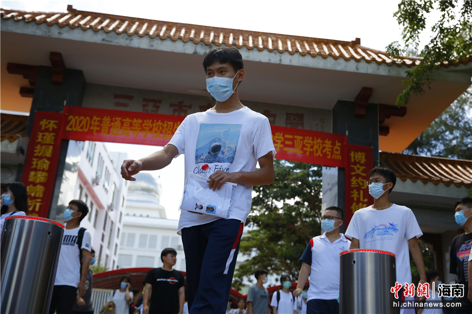 7日在海南中学三亚学校考场，一场考生结束后考生走出考场。记者王晓斌摄