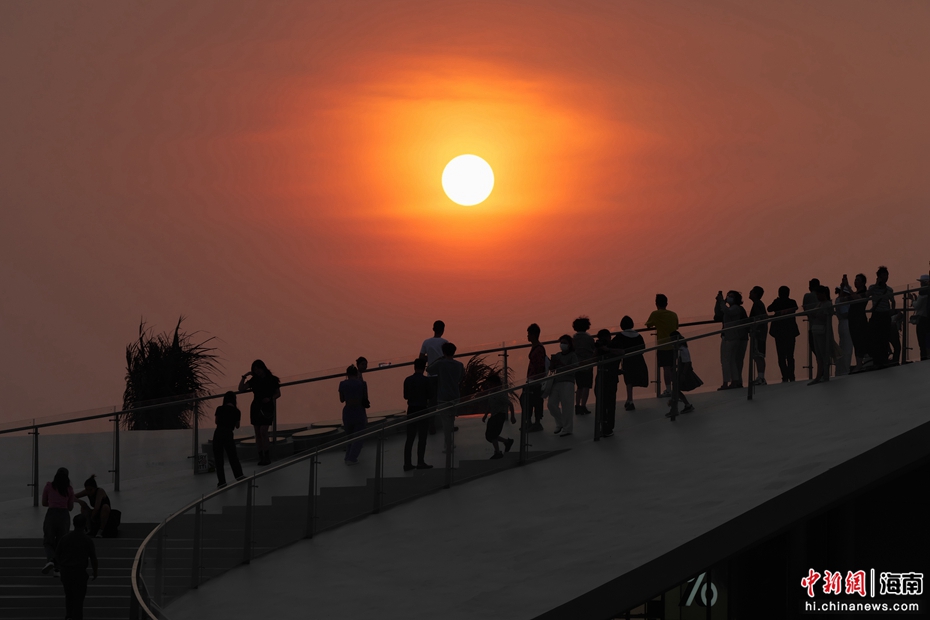 游客打卡海口“天空之山”驿站，观赏落日美景。凌楠 摄