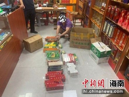 涉案嫌疑人及警方查获的假烟。屯昌警方供图