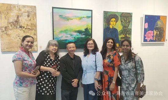 林国华与新加坡女艺术家合影