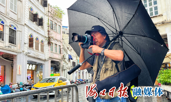 6月6日，中国摄影家协会会员刘伯良在海口骑楼拍摄创作。&nbsp; 海口日报融媒体记者 陈颖倩 摄