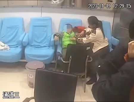 2023年1月19日，小奇到省人民医院进行高压氧第二疗程治疗，头上纱布已拆除
