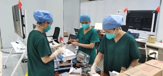 ▲在儋州一号方舱医院，广东（广州）援琼医疗队队员正在4号舱整理物品。