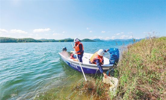 水库生态巡查队队员在清理水域垃圾。
