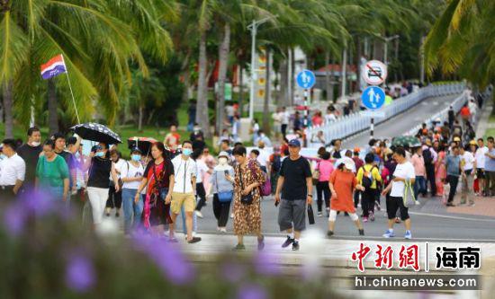  11月11日，三亚南山文化旅游区游人如织。 陈文武摄