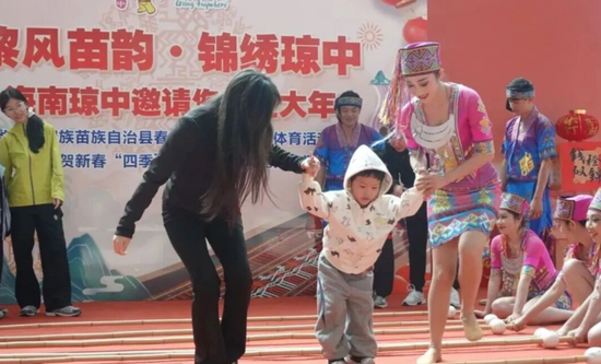 琼中文化馆演绎团队在徐闻港带领游客跳竹竿舞。