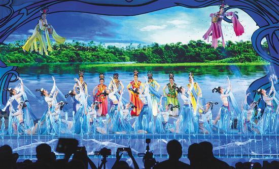 2017年海南七仙温泉嬉水节大型民族歌舞晚会。