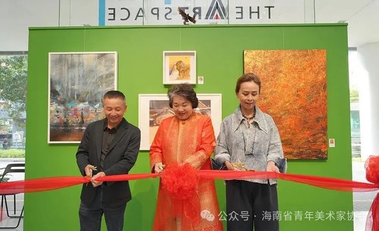 符喜泉博士（图中），策展人林国华（左二），新加坡艺术空间王若轩馆长（右一）共同为画展剪彩