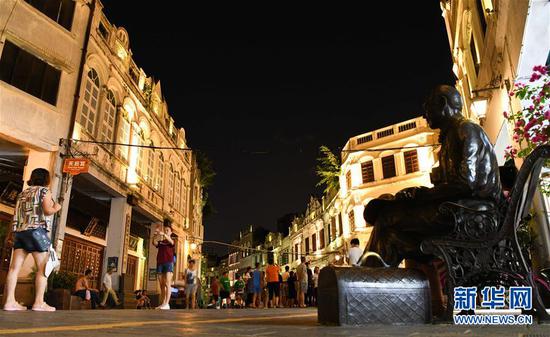 6月8日，游客游览夜色下的海口骑楼老街。 新华社记者 杨冠宇 摄