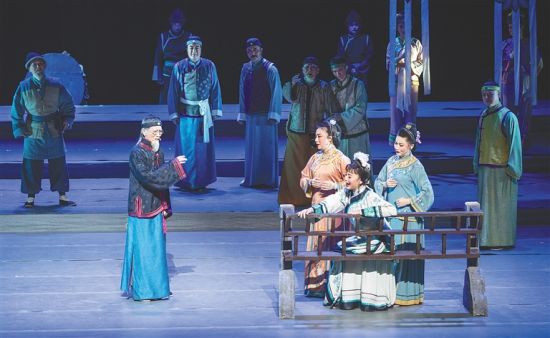  2月21日，经典黄梅戏《徽州往事》在海南省歌舞剧院上演。 李天平 摄