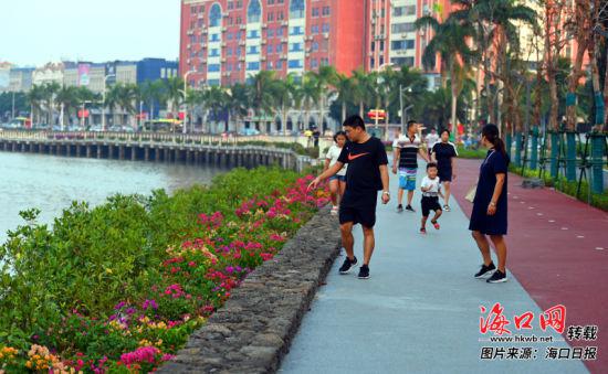 海口湾畅通工程一期示范段建成后，吸引众多市民游客前来休闲散步。张俊其 摄