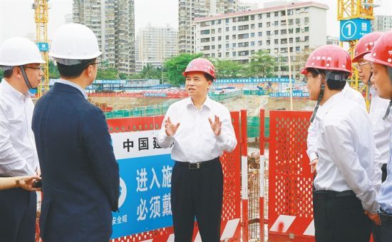 3月18日，省委书记刘赐贵来到招商局海南区域总部一期项目现场，调研重点项目复工复产情况。 本报记者 李英挺 摄