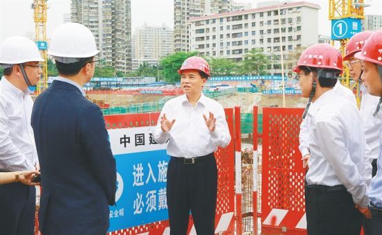 3月18日,省委书记刘赐贵来到招商局海南区域总部一期项目现场,调研重点项目复工复产情况。 本报记者 李英挺 摄